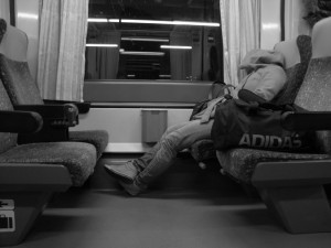 Cizinec usnul ve vlaku a mezitím ho pohotový zloděj okradl. Přišel o iPhone, doklady i platební kartu