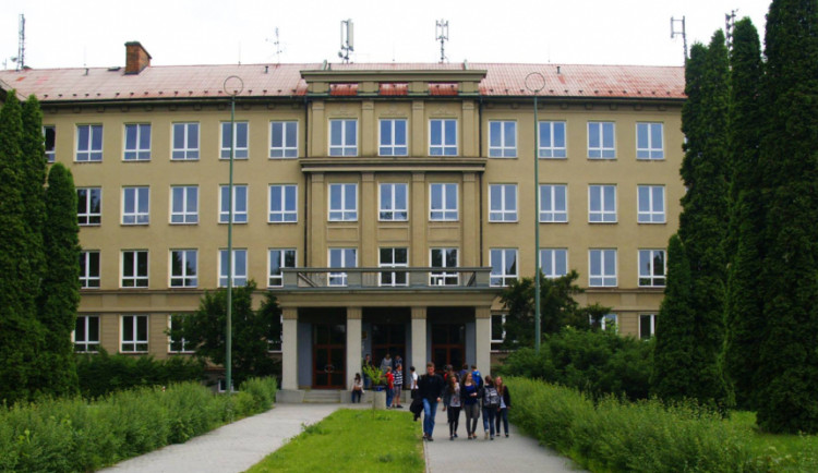 Gymnázium Hejčín má nové moderní učebny a laboratoře. Součástí modernizace byla i výstavba výtahů