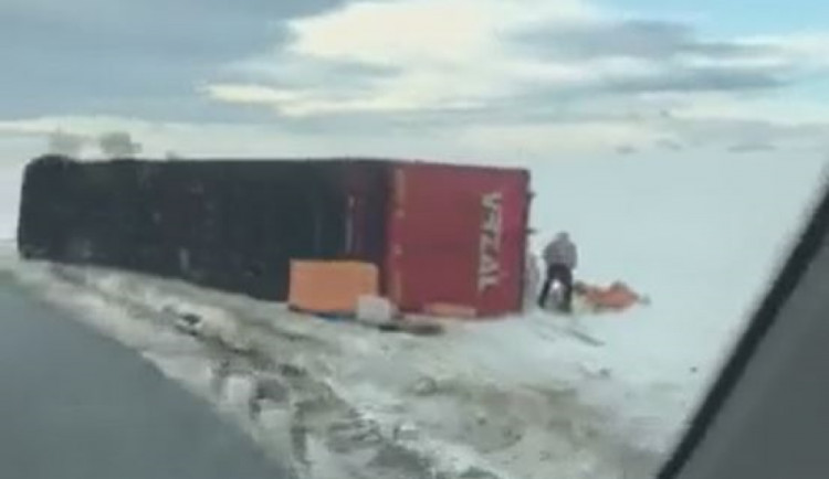VIDEO: U Olomouce leží převrácený kamion. Dnes dopoledne proběhne jeho vyproštění