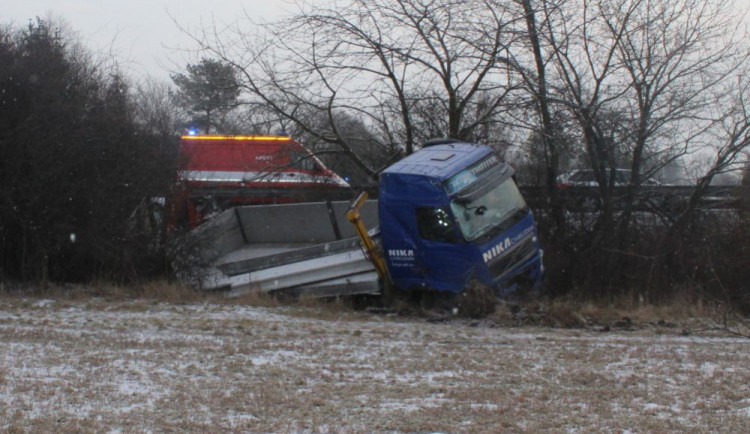 Policie hledá svědky nebezpečné jízdy opilého řidiče v kamionu. Ten po čtyřech kilometrech na dálnici havaroval