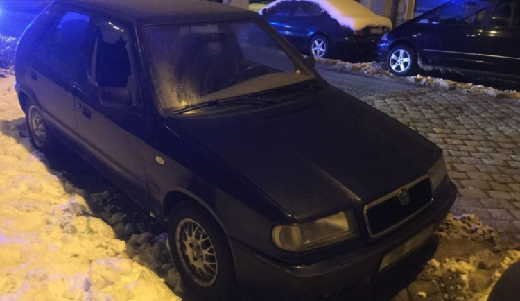 Zloděj rozbil okno u auta v ulici Dr. Milady Horákové. Z auta ukradl batoh