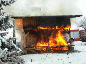 Hořící chatka byla tak dobře zabezpečena proti zlodějům, že si hasiči museli vzít na pomoc motorovou pilu, aby se do ní dostali