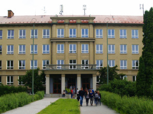 Gymnázium Hejčín má nové moderní učebny a laboratoře. Součástí modernizace byla i výstavba výtahů