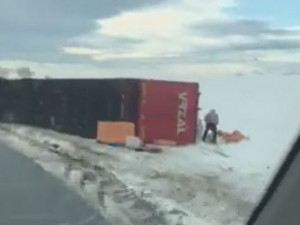 VIDEO: U Olomouce leží převrácený kamion. Dnes dopoledne proběhne jeho vyproštění