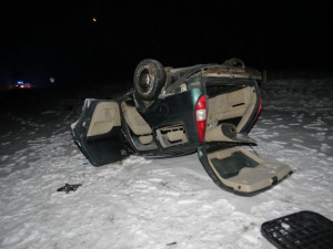 Opilý řidič jel příliš rychle. Auto převrátil na střechu a skončil v nemocnici