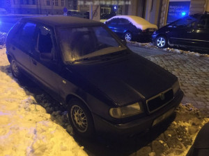 Zloděj rozbil okno u auta v ulici Dr. Milady Horákové. Z auta ukradl batoh