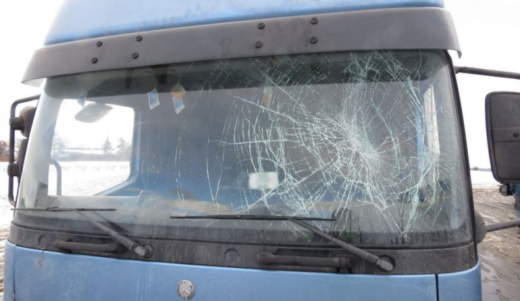 Z návěsu protijedoucího náklaďáku se uvolnila velká ledová kra a rozbila čelní sklo auta