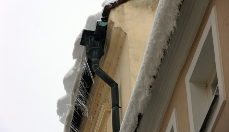 Ze střech může padat sníh. Na chodnících buďte opatrní