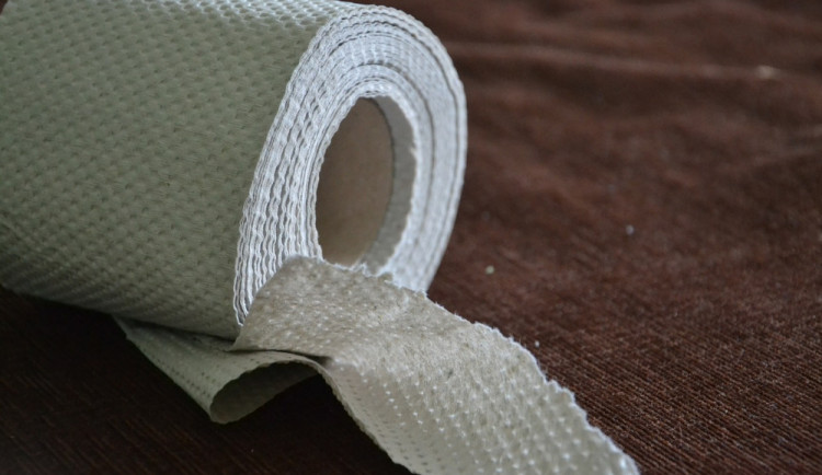 Opilá žena vykonala velkou potřebu před policejní služebnou. Vše po sobě musela uklidit