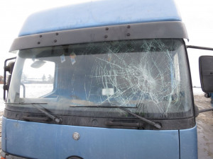 Z návěsu protijedoucího náklaďáku se uvolnila velká ledová kra a rozbila čelní sklo auta