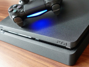 Žena si na dobírku zakoupila PlayStation. V krabici našla jen odpadky a kus cihly