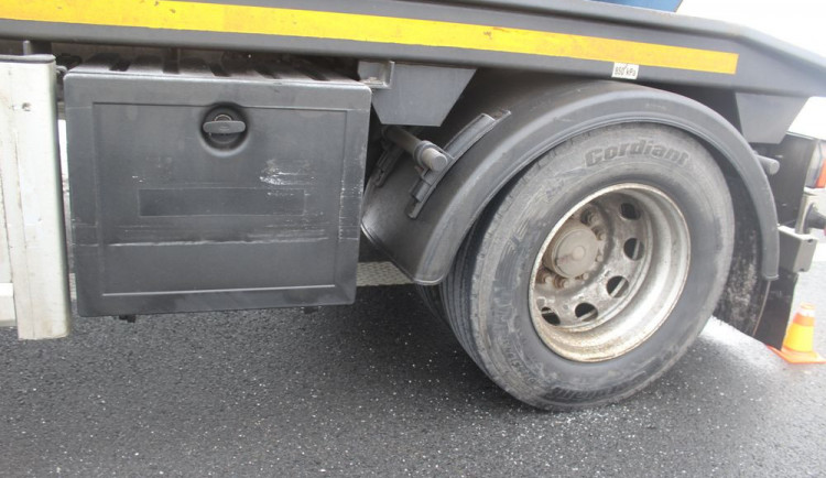 Řidič osobního auta nedal přednost při najíždění na dálnici. Na místě staly hned dvě nehody