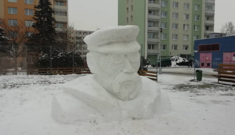 VIDEO: Nadšenci vytvořili bustu Tomáše Garrigua Masaryka ze sněhu. Dodatečně tak připomněli sté výročí Československa
