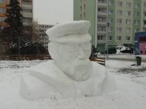 VIDEO: Nadšenci vytvořili bustu Tomáše Garrigua Masaryka ze sněhu. Dodatečně tak připomněli sté výročí Československa