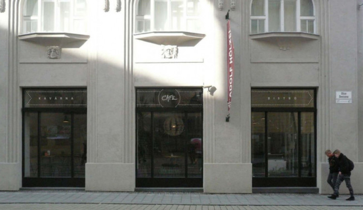 Kavárna Café 87 na náměstí Republiky zavřela. S novým názvem by se místo mělo otevřít v září