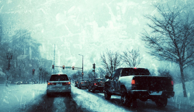 Dopravu na silnicích komplikuje silný vítr. Zbytky sněhu mohou být místy zledovatělé