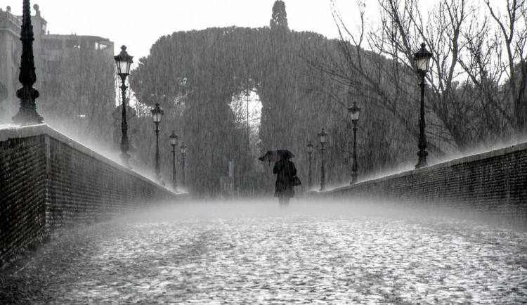 POČASÍ NA NEDĚLI: Na konci víkendu bude zataženo a zaprší