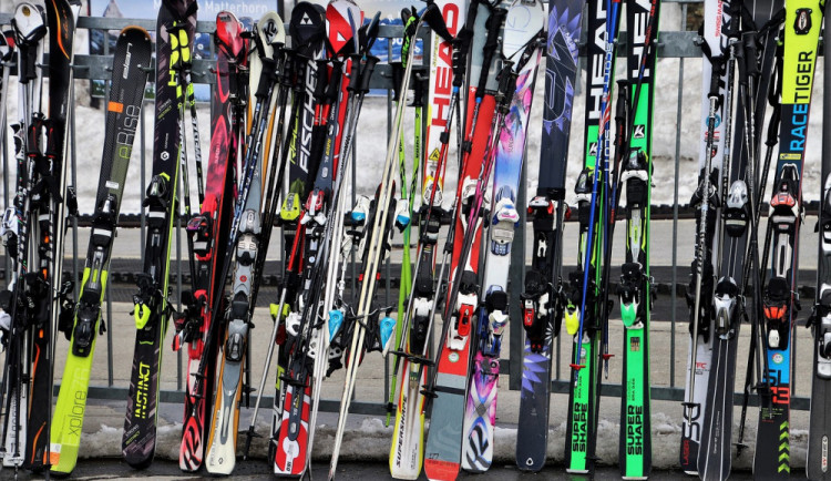 Lidé si půjčují lyže na celou sezonu už v září. Půjčovny musí držet krok s trendy na trhu