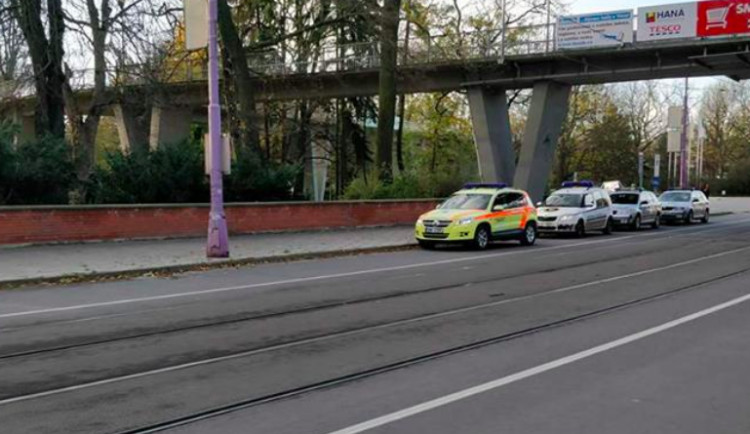 V noci ze soboty na neděli byl ve Smetanových sadech tězce zraněn mladík, mělo jít o útok nožem