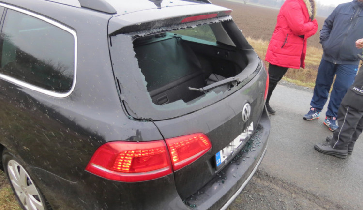 Řidička vjela na červenou na železniční přejezd, kde uvízla. Aby se zachránila, musela prorazit závoru