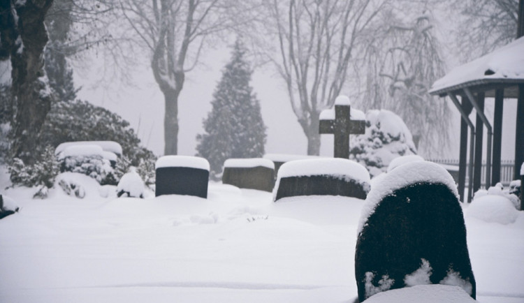 Kvůli sněhu se uzavřel park Michalov i městský hřbitov v Přerově. Lidé by při pobytu venku měli být opatrní