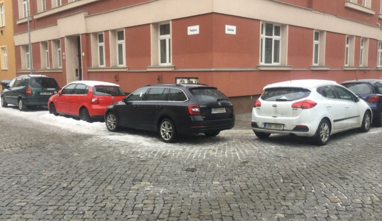 Řidič v Olomouci stále častěji parkují v křižovatkách. Je to nebezpečné, varují strážníci