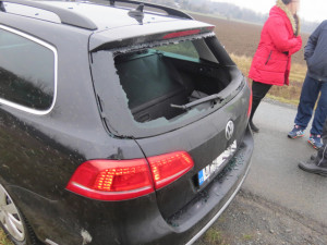 Řidička vjela na červenou na železniční přejezd, kde uvízla. Aby se zachránila, musela prorazit závoru