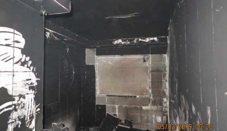 FOTO: V panelovém domě vzplál adventní věnec. Muselo být evakuováno pětadvacet osob