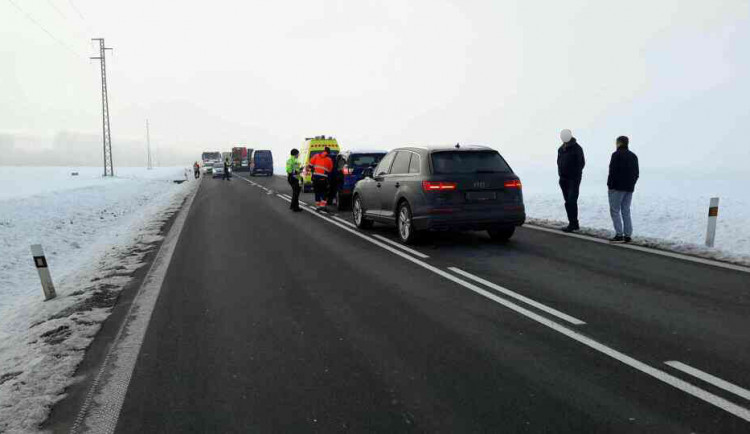 AKTUÁLNĚ: Nehoda tří aut brzdí provoz mezi Olomoucí a Přerovem. Jedna osoba byla zraněna