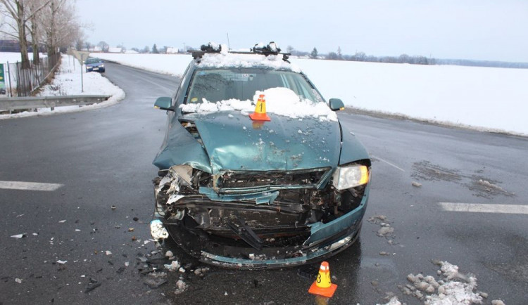 FOTO: Řidič škodovky přehlédl dopravní značku a nedal přednost v jízdě. Došlo ke srážce aut a zranění řidiče