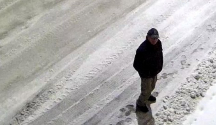 VIDEO: Policie pátrá po muži, který nejdřív rozbil dlaždicí dveře a pak chtěl hrablem na sníh rozbít zeď