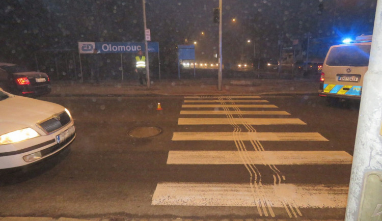 Kriminalisté hledají svědky nehody, při které řidič srazil ženu na přechodu v ulici Na Trati