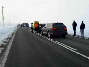 AKTUÁLNĚ: Nehoda tří aut brzdí provoz mezi Olomoucí a Přerovem. Jedna osoba byla zraněna