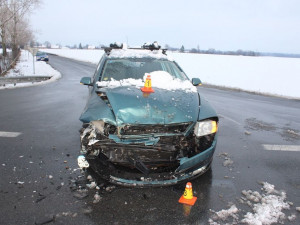 FOTO: Řidič škodovky přehlédl dopravní značku a nedal přednost v jízdě. Došlo ke srážce aut a zranění řidiče
