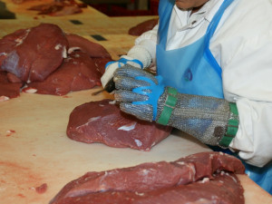 Téměř šedesát kilogramů polského hovězího skončilo v restauracích, další maso prodali v řeznictvích