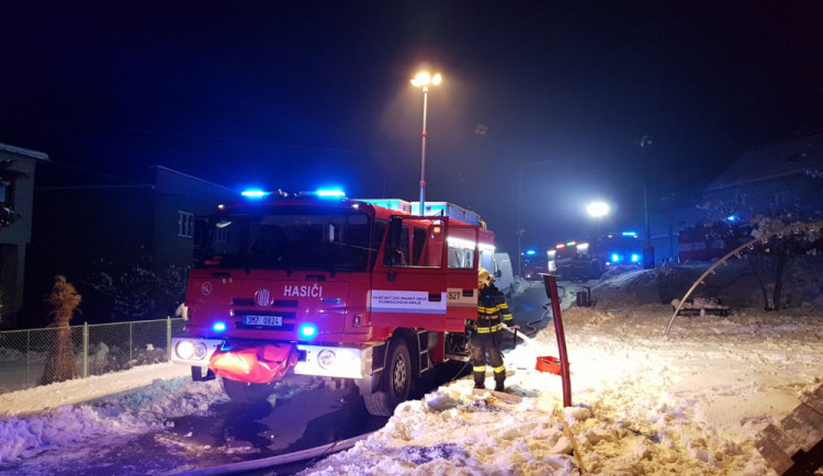 FOTO/VIDEO: Hasiči v noci na dnešek likvidovali požár rodinného domu