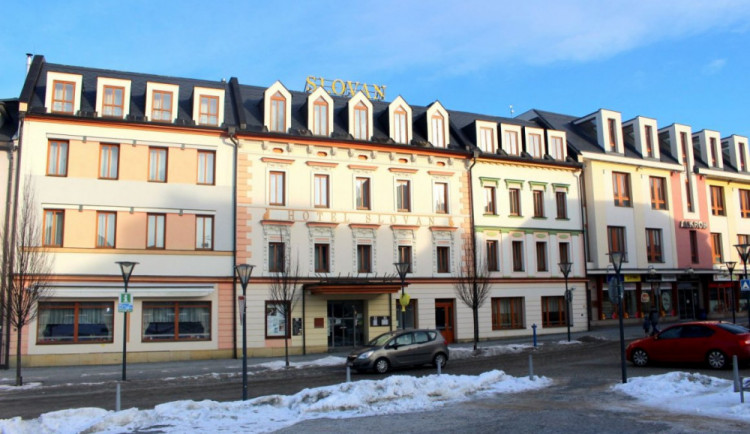 Jeseník uvažuje o prodeji hotelu Slovan a nákupního centra Alkron na Masarykově náměstí