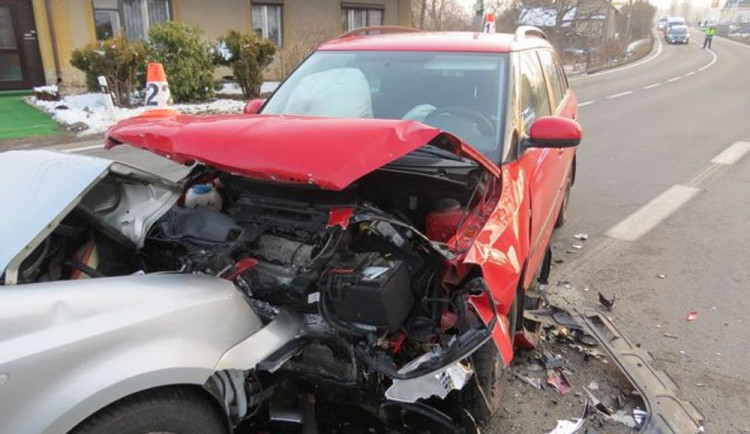 FOTO: Co stálo za dopravními nehodami? Úlek z velkého ptáka, nezabrzděné auto i námraza na silnici