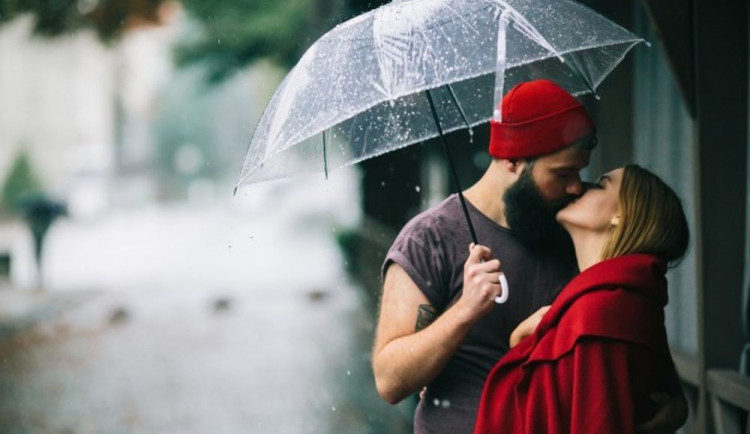 POČASÍ NA NEDĚLI: Na začátku dne bude oblačno až zataženo, v jeho závěru místy zaprší