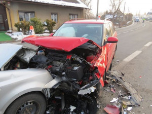 FOTO: Co stálo za dopravními nehodami? Úlek z velkého ptáka, nezabrzděné auto i námraza na silnici
