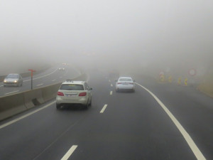 Dopravu dnes řidičům komplikuje mrznoucí déšť, silný vítr a mlha