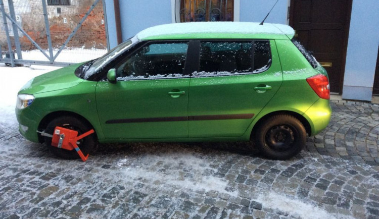 Muž si nevšiml, že má na autě botičku. V Hrnčířské ulici se s ní rozjel