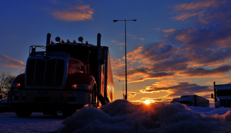 Olomoučtí operátoři tísňové linky pomohli řidiči kamionu, kterého postihla mrtvice v Anglii