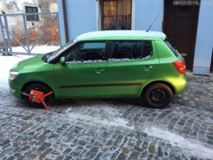 Muž si nevšiml, že má na autě botičku. V Hrnčířské ulici se s ní rozjel