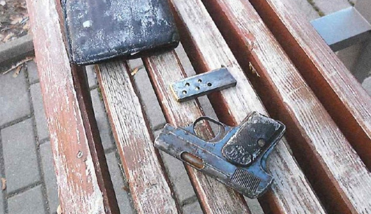Zahradník našel v křoví nabitou pistoli. Cestou z hospody ji zapomněl na lavičce i s peněženkou