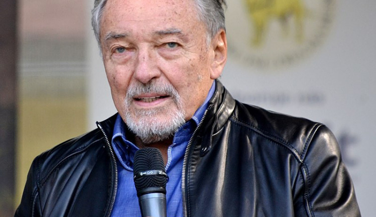 Mám se fajn, zareagoval Karel Gott na fámu o svém úmrtí