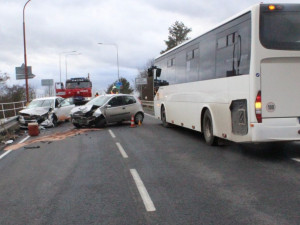 Žena nedala přednost při sjíždění z dálnice. Řidič auta, které nabourala, skončil v nemocnici