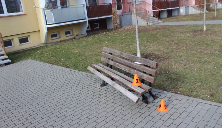 Šedesátiletá řidička najela na chodník, pak nabourala zaparkované auto a jedoucí náklaďák
