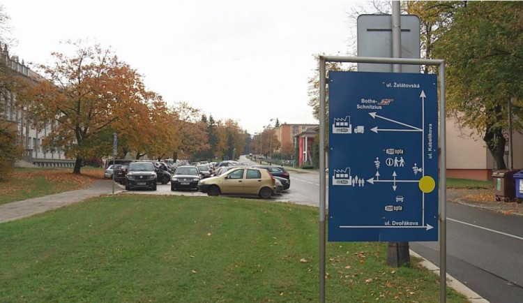 Před Meoptou se začne rozšiřovat parkoviště, nabídne skoro stovku míst