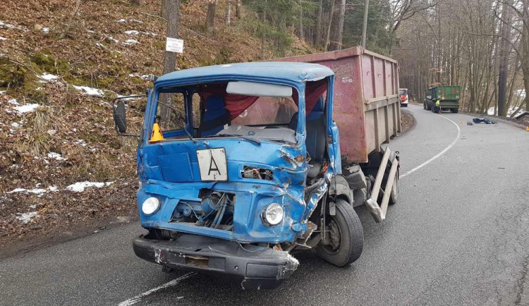 AKTUÁLNĚ: Mezi Malým Hradiskem a Stínavou došlo k nehodě dvou náklaďáků a traktoru. Cesta je uzavřena